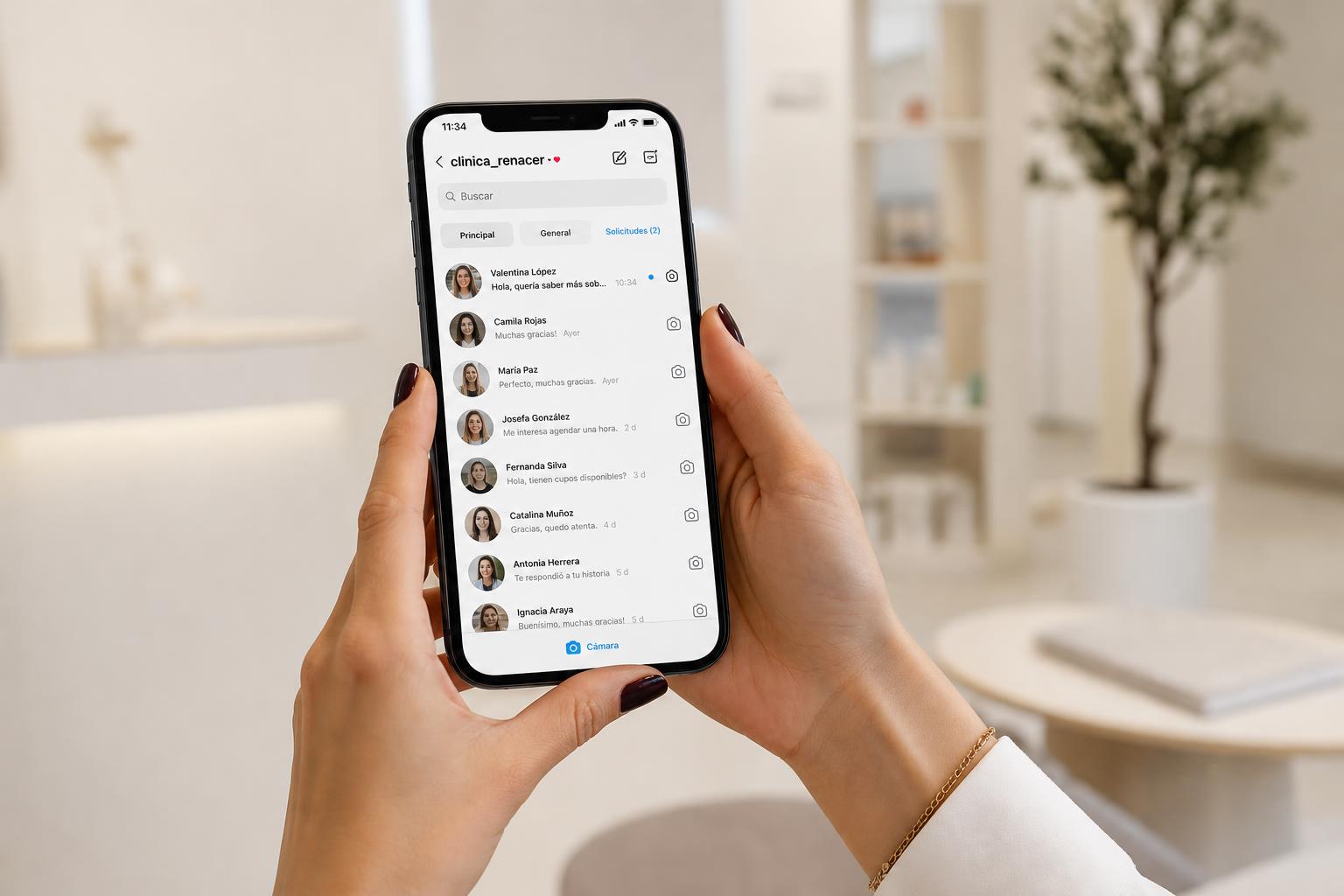 Paciente consultando mensajes directos de Instagram a una clínica de medicina estética